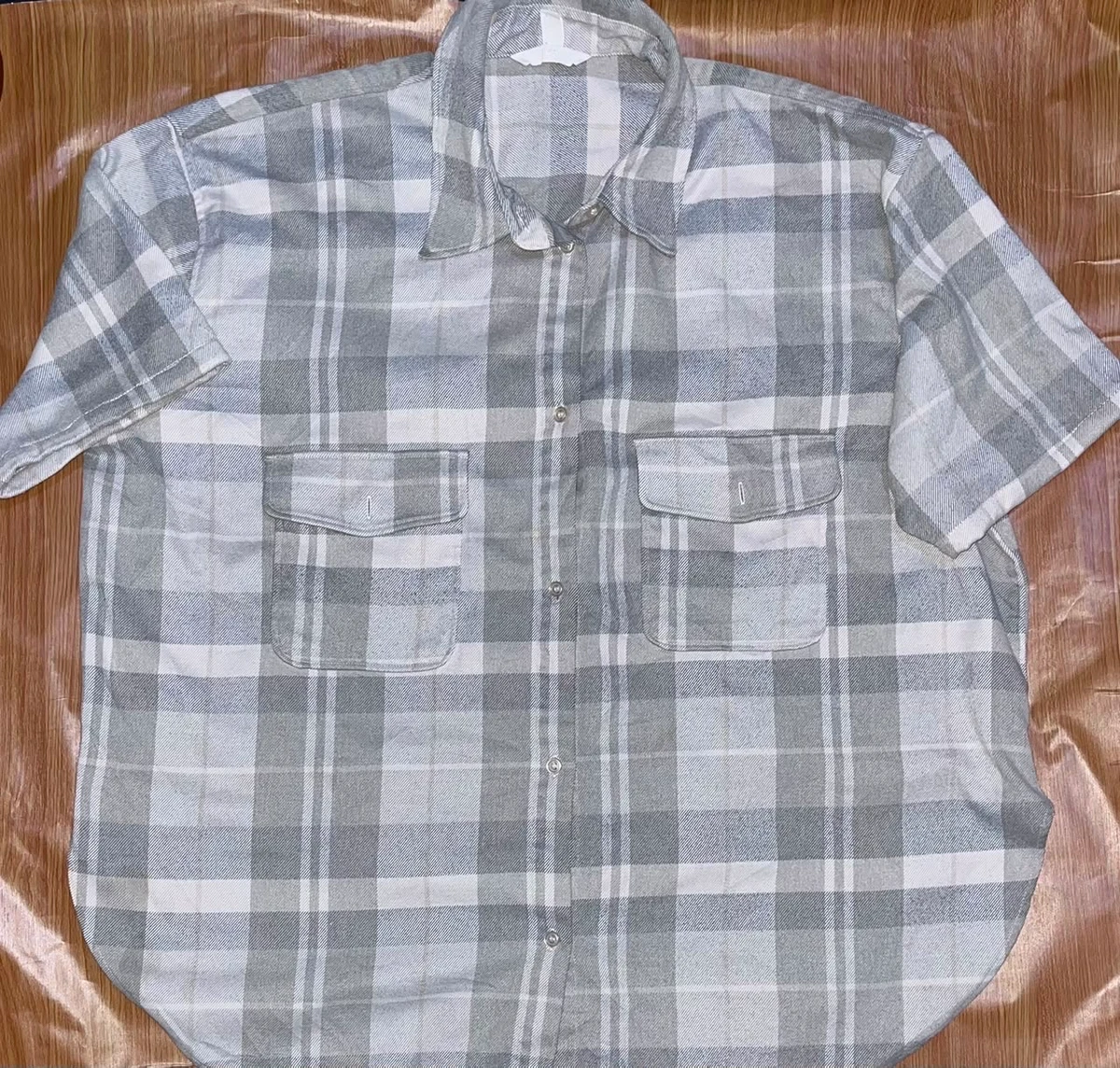 Women’s Casual Grey  White Plaid Short Sleeve Button-Down Shirt with Double Chest Pockets – Comfortable Checkered Flannel Top for Everyday Style