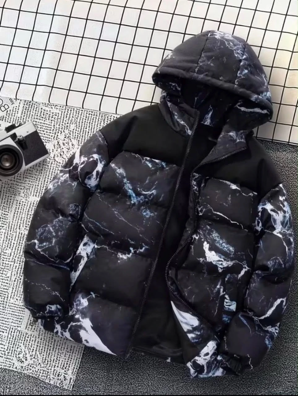 Men's Trendy Black Marble Print Hooded Puffer Jacket - Urban Winter Outerwear for Stylish Streetwear Fashion