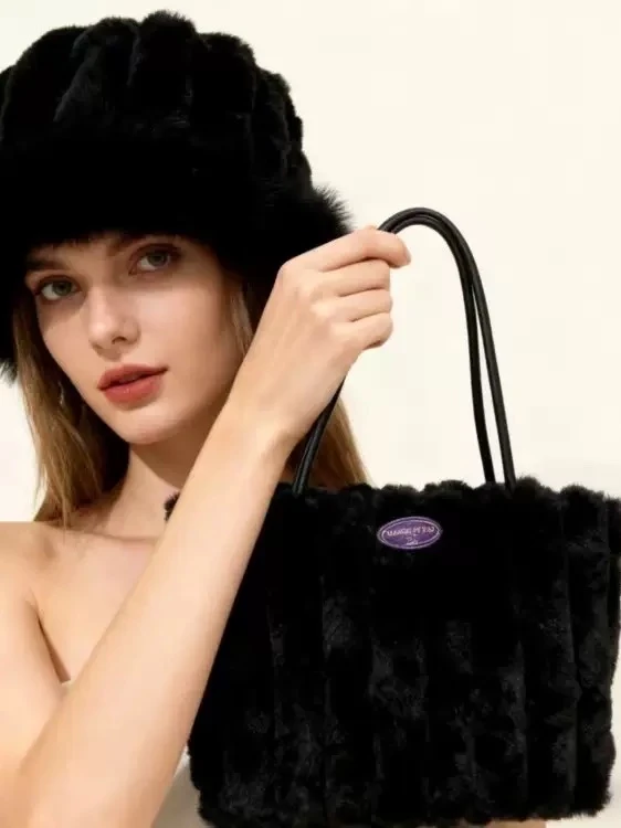 Women's Luxurious Black Faux Fur Plush Handbag - Ultra-Soft & Stylish Shoulder Tote Bag for Trendy Everyday Fashion