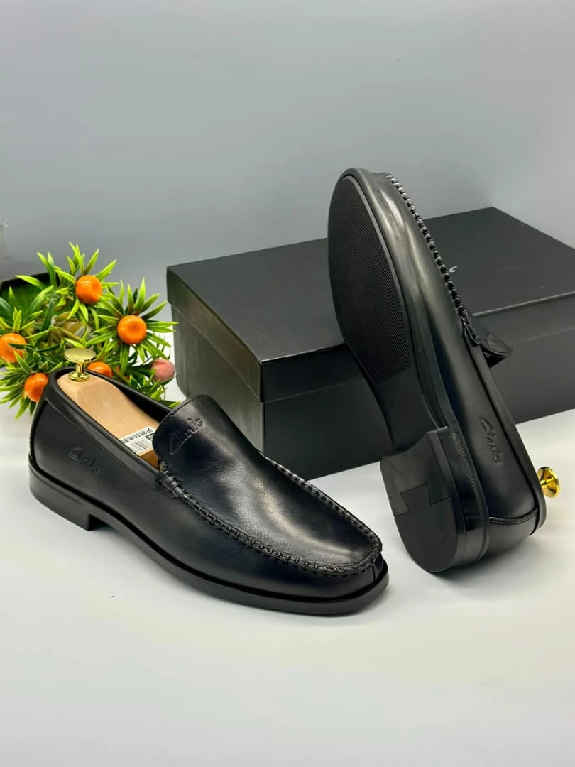 Clarks Men's Classic Black Leather Loafers - Premium Slip-On Formal & Smart Casual Shoes for Gentlemen