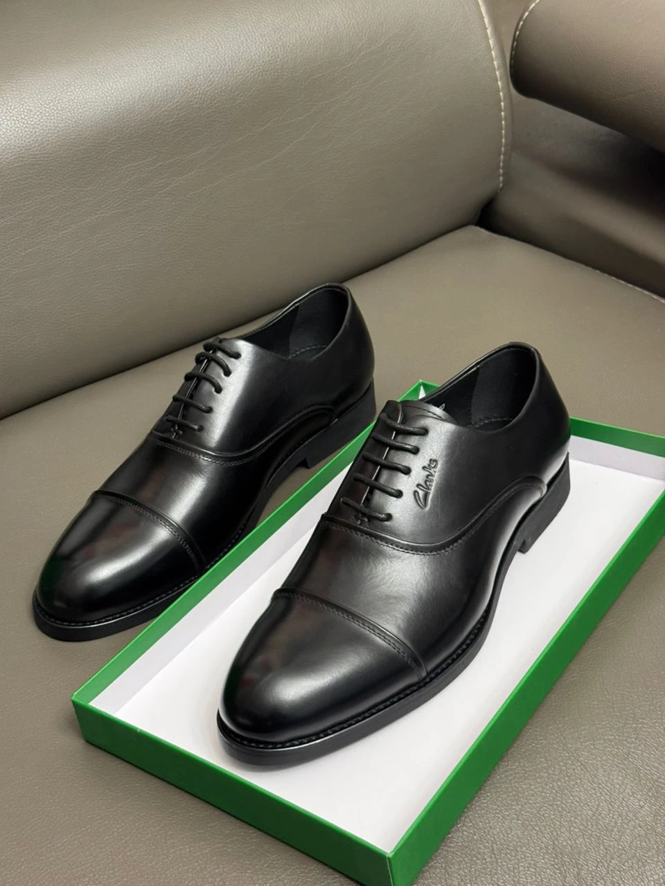 Men's Clarks Black Leather Cap-Toe Oxford Dress Shoes - Classic Formal Business & Event Footwear