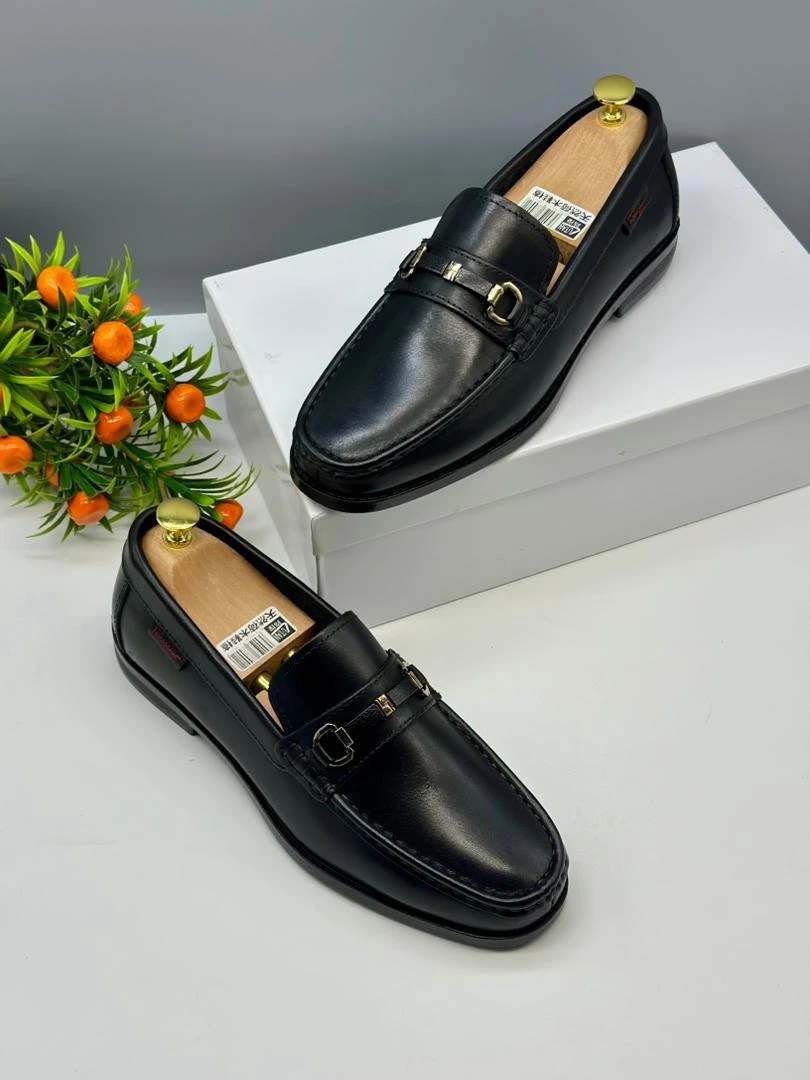 Men's Ferragamo Black Leather Loafers with Gold Buckle - Stylish Slip-On Dress Shoes for Formal  Casual Wear