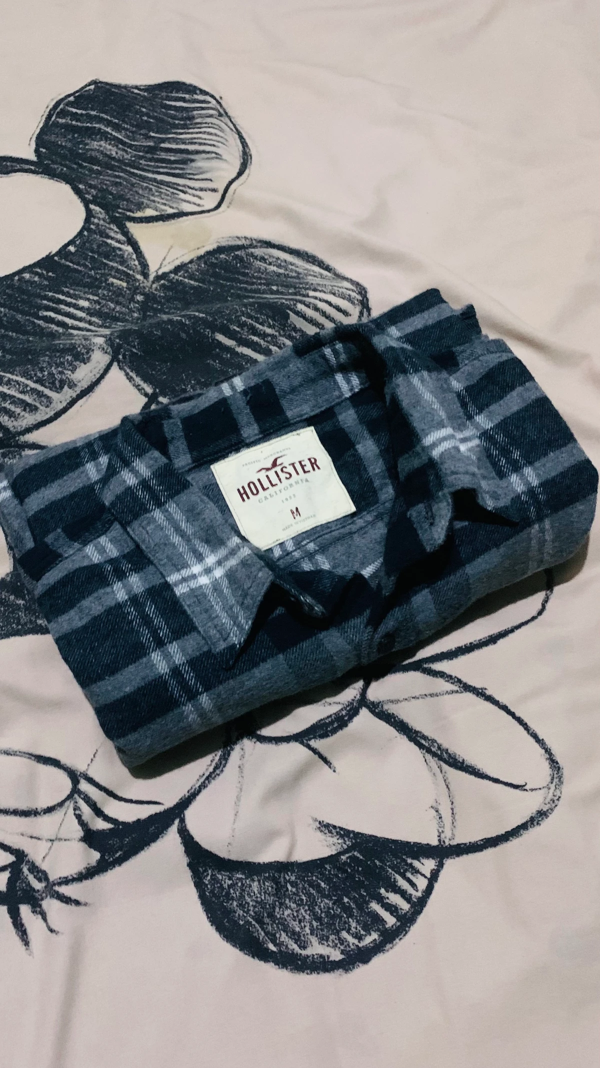 Hollister Unisex Classic Grey  Black Plaid Flannel Shirt - Warm Long Sleeve Button-Up for Casual Style
